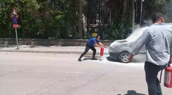 Şuhut'ta Alev Alan Araç Polisler Tarafından Söndürüldü
