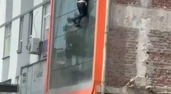 Adana'da Yastık İmalathanesinde Yangın: 2 İşçi Pencereden Atlarken Yaralandı