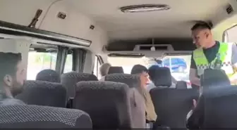 Hakkari'de Jandarma'dan Toplu Taşıma Denetimi: Cep Telefonu Kullanan Sürücüye Ceza