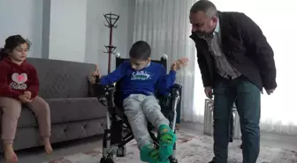 İyilik Ailesi'nin Yardımıyla 14 Yaşındaki Veysel'e Akülü Sandalye