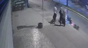 Motosiklet Kaldırımdaki Panoya Çarptı, Aileyi Kıl Payı Kurtardı
