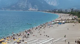 Antalya'da Sıcak Hava ve Tatilcilerin Yoğunluğu