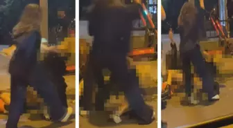 Bir kadın cadde ortasında iki kadını birden yere serip yumrukladı