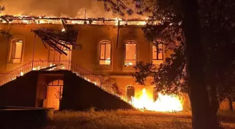 Denizli'de 100 yıllık tarihi okul binası yangında küle döndü