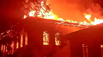Tarihi Gazi İlkokulu Yangında Küle Döndü