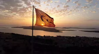 Cennet Tepesi'nde Gün Batımı ve Dev Türk Bayrağı Manzarası