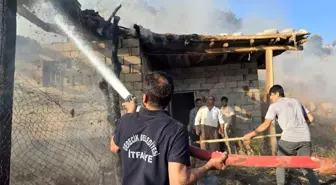 Hakkari'de Ahır Yangını, Bin 100 Balya Ot ve 150 Torba Saman Yanarak Küle Döndü