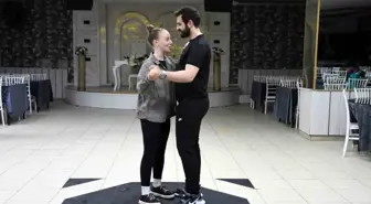 Ukraynalı Gelin Ege Zeybeği Öğreniyor