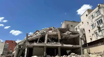 Adıyaman'daki Yarısı Yıkılan Bina Tepki Topluyor