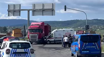 Bolu'da Ambulans ve TIR'ın Karıştığı Kazada 8 Kişi Yaralandı