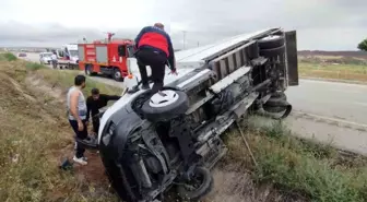 Çorum'da Kamyonet Şarampole Devrildi, Sürücü Yaralandı