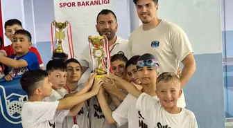 Çorum'da Minikler A Kız-Erkek Yüzme Yarışları Heyecanı