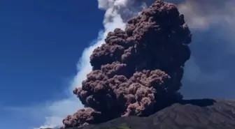Etna Yanardağı güçlü şekilde kül ve lav püskürttü