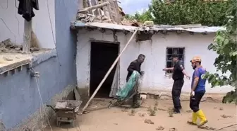 Kırşehir'de Sel Felaketi: Ev Yıkıldı, Yardım Çalışmaları Başladı
