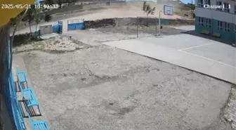 Siverek'te Kum Şeytanı Okulun Kapısını Söküp Attı