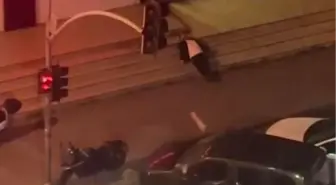 Sultangazi'de Genç, Uyuya Kalan Şahısı Plastik Dubayla Uyandırmaya Çalıştı