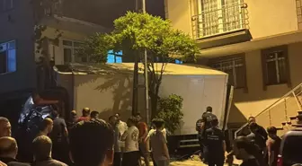 Pendik'te Kamyonet Rampada Geri Kayarak Kazaya Neden Oldu