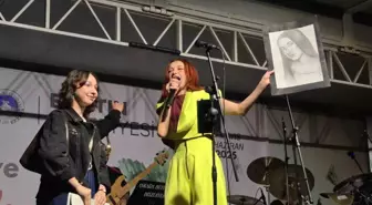 Bartın'da Çilek Festivali'nde Evlilik Teklifi ve Güliz Ayla Coşkusu