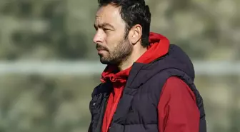 Selçuk İnan'ı göreve getiren Kocaelispor milli oyuncuya imza attırıyor