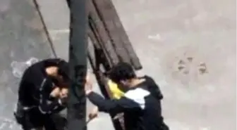 Sultangazi'de Gençler Aydınlatma Direğini Kırdı