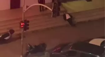 Sultangazi'de Alkolün Etkisiyle Kaldırımda Sızan Adamı Uyandırma Çabası