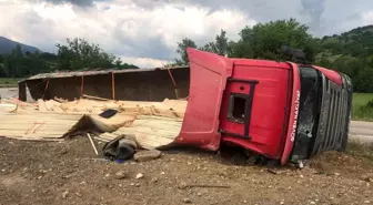 Amasya'da Kereste Yüklü Tır Devrildi: 2 Yaralı
