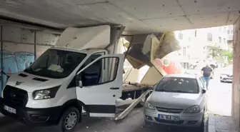 Bayrampaşa'da Kamyonet Alt Geçide Sıkıştı