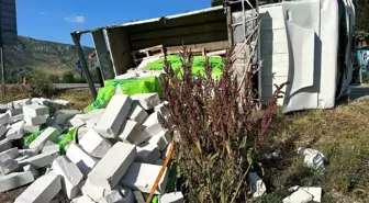 Burdur'da Gazbeton Yüklü Kamyonet Devrildi