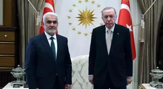 Cumhurbaşkanı Recep Tayyip Erdoğan, Hür Dava Partisi (HÜDA PAR) Genel Başkanı Zekeriya Yapıcıoğlu'nu Cumhurbaşkanlığı Külliyesi'nde kabul etti.