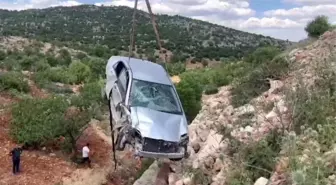 Besni'de Otomobil Şarampole Yuvarlandı: 1 Yaralı