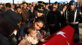 Adanalı şehidin eşi, düğün fotoğraflarını minik kızıyla çektirdi