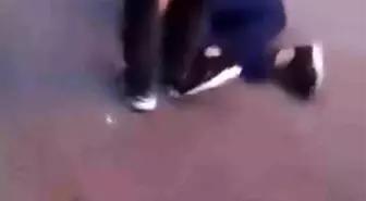 Bir grup çocuk bıçak çekip öldüresiye darp ettikleri akranlarının videolarını sosyal medyada paylaşt