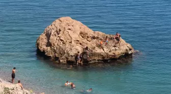 Antalya'da Kavurucu Sıcaklar, Konyaaltı Sahili'nde Yoğunluk Yarattı
