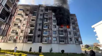 Çanakkale'de Bir Sitede Yangın: 10 Kişi Dumandan Etkilendi