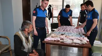 Dilencinin üzerinden çıkan parayı 4 zabıta sayabildi
