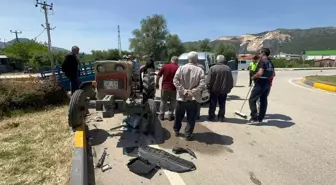 Isparta'da Otomobil ile Traktör Çarpıştı: 3 Yaralı
