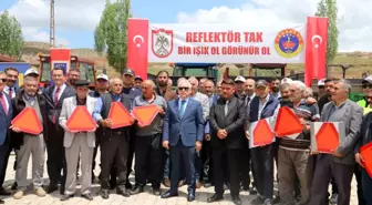 Sivas'ta Traktör Kazalarını Önlemek İçin Reflektör Dağıtımı