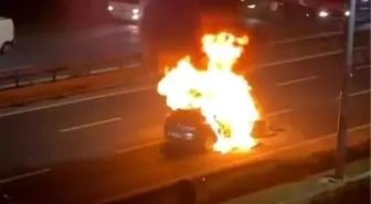 Kağıthane'de Bariyerlere Çarpan Araçta Yangın Çıktı