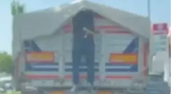 Kırmızı ışıkta duran kamyondan karpuz çaldı