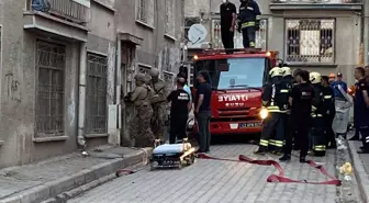 Koruma altına alınan çocuğu geri verilmeyince boğazına bıçak dayadı, evini ateşe verdi