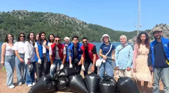 Marmaris'te Gönüllü Gençlerden Kıyı Temizliği