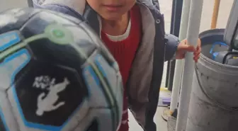 Şoförden Küçük Kıza Anlamlı Jest: İnik Topunu Şişirdi