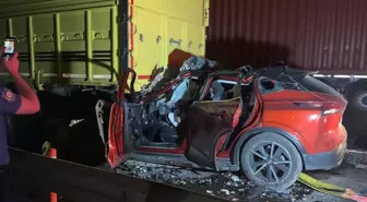 Sakarya'da korkunç kaza: Cip kamyona saplandı, sürücü hayatını kaybetti