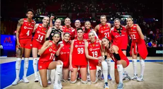 Türkiye Fransa voleybol maçından kareler! Filenin Sultanları ilk maçı kazandı mı?