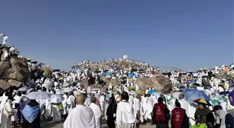 Milyonlarca hacı adayı Arafat'ta! Yoğunluk yaşandı