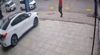 Hatay'da Yaşlı Adamın Kamyonetle Çarpışma Anı Güvenlik Kamerasında