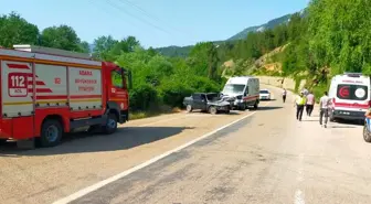 Adana'da Ambulans ve Otomobil Çarpıştı: 1 Ölü, 3 Yaralı