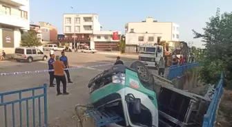 Adana'da Çöp Kamyonu Sulama Kanalına Devrildi: 3 Yaralı
