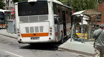 Eskişehir'de Belediye Otobüsü Tramvay Durağına Daldı