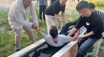 Yarım asırlık gelenek! Bayram namazına gelmeyenleri buz gibi suda uyandırıyorlar